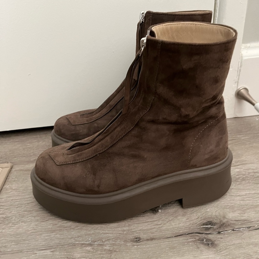 The Row Zipped boot (Suede)